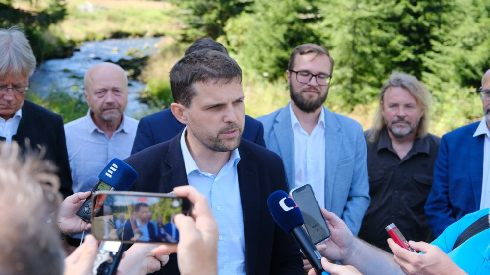 Ministr Hladk na umav: Usilujeme o oteven hraninho pechodu Modr sloup v ervenci 2025, Roklansk chata se nebude bourat, zakonzervuje se